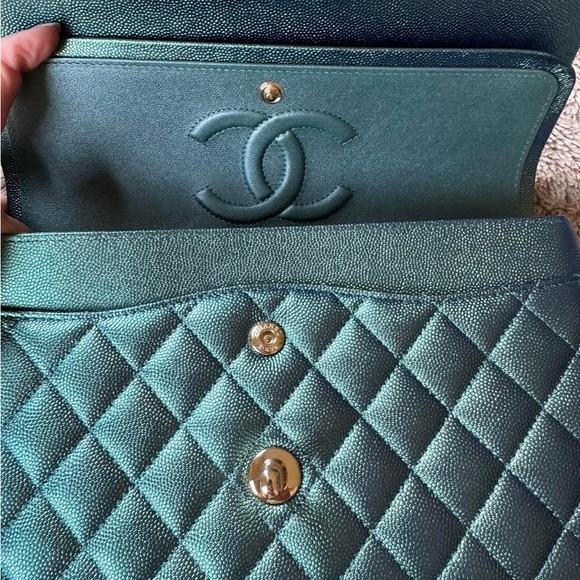 SOLD Classic Medium Flap 22P Iridescent Green Quilted Caviar light GHW! Unused! - Picture 8 of 15